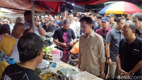Wapres Gibran Rakabuming Raka saat membeli dagangan pedagang di pasar tradisional Dauh Pala, Desa Dauh Peken, Kecamatan Tabanan, Sabtu (5/7/2025).