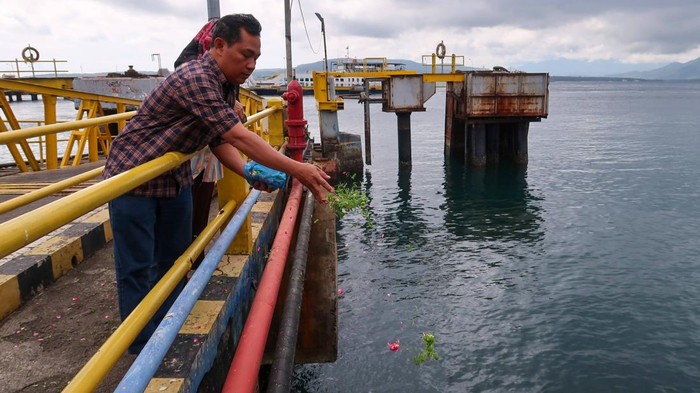 Keluarga korban tenggelamnya KMP Tunu Pratama Jaya menabur bunga di Dermaga ponton Pelabuhan Ketapang, Banyuwangi, Jawa Timur, Sabtu (5/7/2025). Tabur bunga di Perairan Selat Bali tersebut sebagi bentuk doa dan penghormatan kepada korban yang belum diketemukan. ANTARA FOTO/Budi Candra Setya