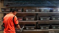 Warga setempat berinisiatif memelihara magot larva lalat Black Soldier Fly, untuk mengelola sampah organik sekaligus menambah penghasilan keluarga.