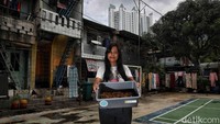 Sejumlah warga memperlihatkan magot di Kampung Magot, Sunter Agung, Jakarta Utara, Sabtu (5/7/2025).