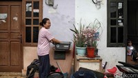 Setiap pagi, sisa makanan rumah tangga dan warung-warung kecil dikumpulkan, dicacah, lalu dimasukkan ke kotak-kotak budidaya magot yang tersebar di hampir setiap rumah.
