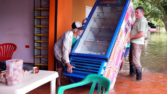 Hujan Lebat Picu Banjir, Puerto Carreno Kolombia Lumpuh Hujan lebat yang mengguyur wilayah Puerto Carreno, Kolombia, Jumat (4/7/2025), memicu luapan sungai hingga merendam sejumlah kawasan permukiman. Genangan air di jalan-jalan utama membuat aktivitas warga lumpuh dan memaksa mereka mengevakuasi barang-barang dengan menggunakan perahu. REUTERS/David Beltran