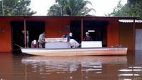 Pihak berwenang setempat telah mengimbau warga untuk tetap waspada dan segera mengungsi ke lokasi aman apabila hujan deras kembali turun. REUTERS/David Beltran