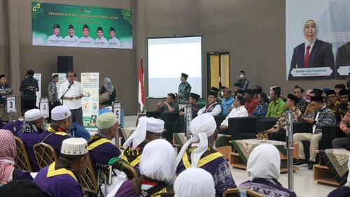 Jemaah haji asal NTT saat disambut Gubernur NTT, Melki Laka Lena, Jumat (4/7/2025).