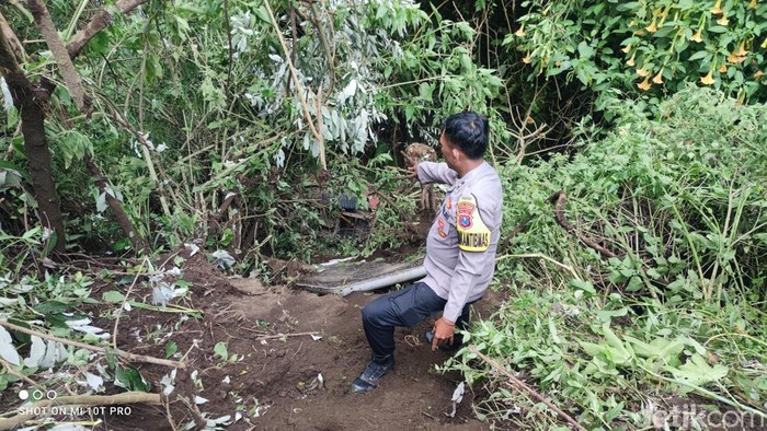 Jip wisatawan Bromo asal China terjun ke jurang di di turunan Tengking, di Dusun/ Desa Ngadisari, Kecamatan Sukapura, Kabupaten Probolinggo