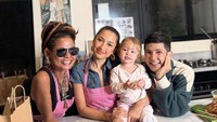Ia kini tak hanya sekadar penyanyi tetapi juga berteman akrab dengan selebriti. Salah satunya ialah Jennifer Coppen yang pernah mengajaknya memasak bersama. Foto: Instagram/@jirayutdaa4official