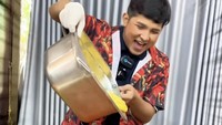 Tinggal di Indonesia selama 6 tahun membuat Jirayut akrab dengan makanan lokal, seperti bakso. Hanya saja ia dibuat terkejut dengan bakso jumbo yang diterimanya. Foto: Instagram/@jirayutdaa4official