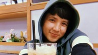 Datang dari Thailand membuat Jirayut tak bisa menghilangnya beberapa makanan dan minuman kesukaannya. Seperti Thai Tea yang dipesan ketika ia berada di kafe. Foto: Instagram/@jirayutdaa4official