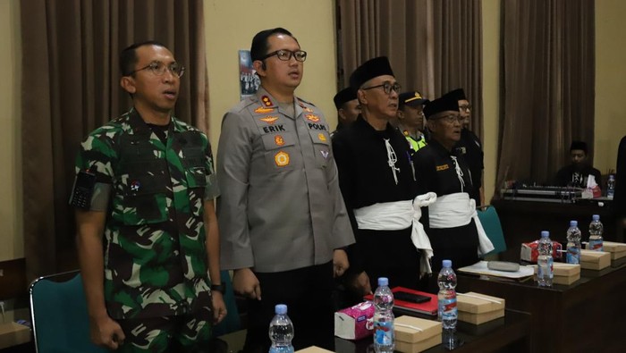 Kapolres Magetan AKBP Raden Erik Bangun Prakasa saat menghadiri acara pengesahan anggota baru PSHT