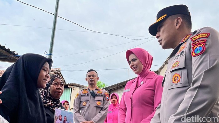 Kapolresta Banyuwangi Kombes Rama Samtama Putra besarta ketua Bhayangkari Nova Samtama Putra mendatangi rumah keluarga korban KMP Tunu Pratama Jaya.
