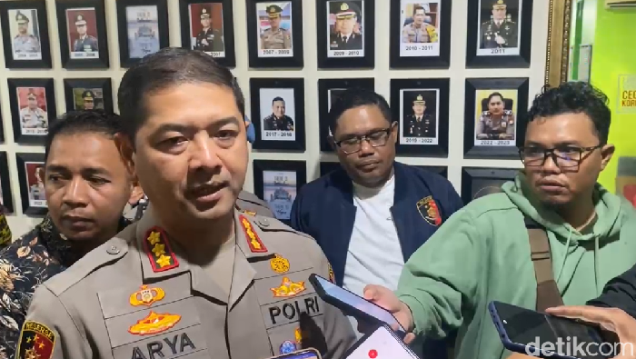 Kapolrestabes Makassar Kombes Arya Perdana saat memberikan keterangan terkait kasus penyerangan Asrama Mahasiswa Lutim di Makassar.