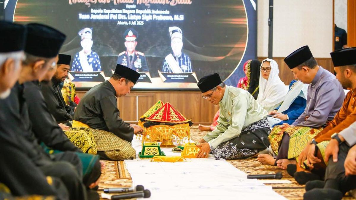 Kapolri Terima Anugerah Adat Ingatan Budi dari Lembaga Adat Melayu Riau ini respown nya - KILAUBERITA