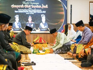 Kapolri Terima Anugerah Adat Ingatan Budi dari Lembaga Adat Melayu Riau