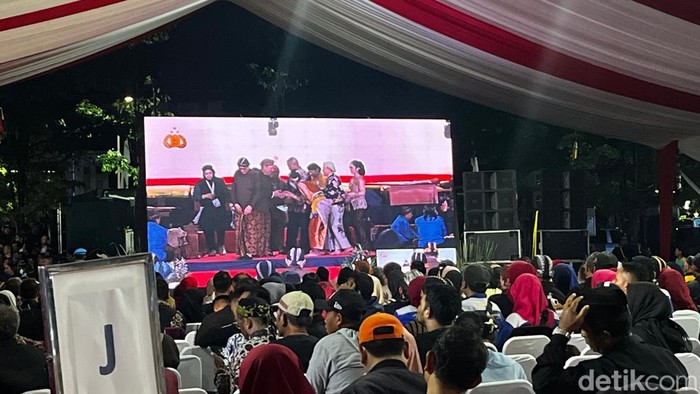 Kapolri Jenderal Listyo Sigit Prabowo sempat bernyanyi duet dengan Ketua Mahkamah Agung (MA) Sunarto di acara wayang kulit di Lapangan Bhayangkara, Jakarta (Rumondang/detikcom)