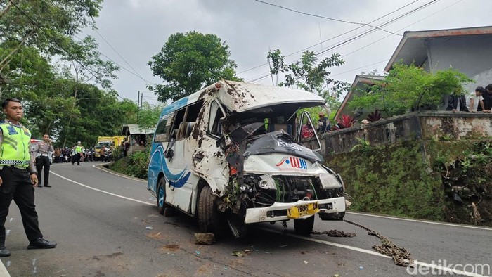 Kondisi minibus yang terjun ke parit di jalan raya Desa Serang, Kecamatan Karangreja, Kabupaten Purbalingga, Sabtu (5/7/2025).
