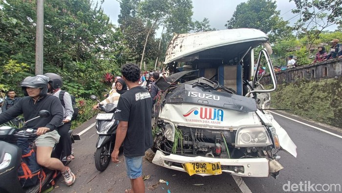 Kondisi minibus yang terjun ke parit di jalan raya Desa Serang, Kecamatan Karangreja, Kabupaten Purbalingga, Sabtu (5/7/2025).