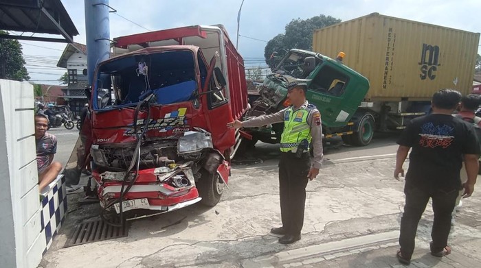 Kondisi kendaraan yang terlibat kecelakaan beruntun di Bawen, Semarang, Sabtu (5/7/2025).