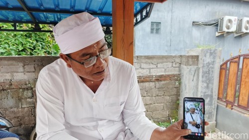 Mangku I Gede Sumerta (50) kakak kandung salah satu korban kapal tenggelam yang masih belum ditemukan, di rumahnya, Lingkungan Menega, Dauhwaru, Jembrana, Jumat (4/7/2025).