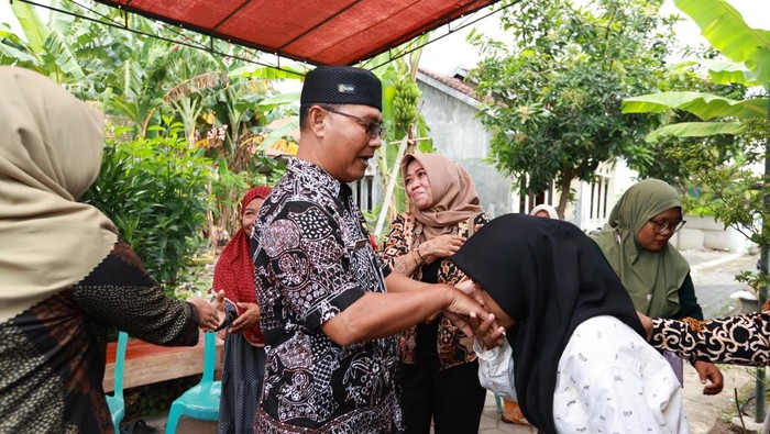 Kepala Dinas Sosial Pemberdayaan Perempuan dan KB Banyuwangi, Henik Setyorini saat berkunjung ke rumah salah satu korban KMP Tunu Pratama Jaya