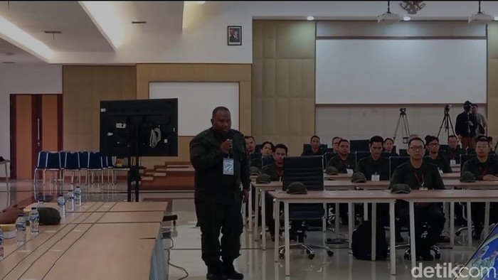 Kepala Sekolah Rakyat Samuel Franklyin Yawan