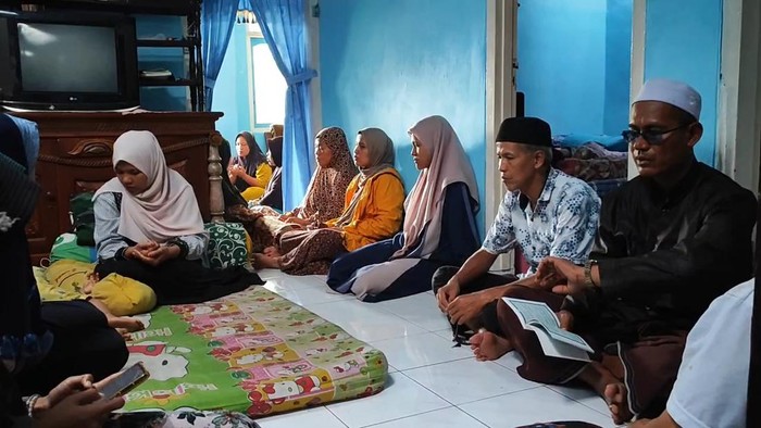 Keluarga Sakur dan Sony korban KMP Tunu Pratama Jaya yang tenggelam yang belum ditemukan menggelar doa di Kecamatan Gadingrejo, Kota Pasuruan