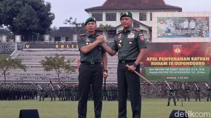 Apel Penyerahan Satuan Kodam IV/Diponegoro dari Mayjen TNI Deddy Suryadi ke Mayjen TNI Achiruddin di Makodam IV/Diponegoro, Semarang, Sabtu (5/7/2025).