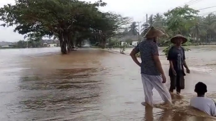 Kondisi banjir di Kecamatan Tonra, Jalan Poros Bone-Sinjai.