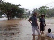 Banjir Rendam Jalan Poros Bone-Sinjai, Lalin Sempat Lumpuh
