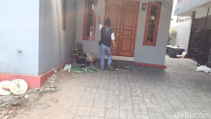 Kondisi rumah 'Mas-mas Pelayaran' usai digeruduk massa driver di Godean, Sleman, Sabtu (5/7/2025). Kondisi rumah 'Mas-mas Pelayaran' usai digeruduk massa driver di Godean, Sleman, Sabtu (5/7/2025).