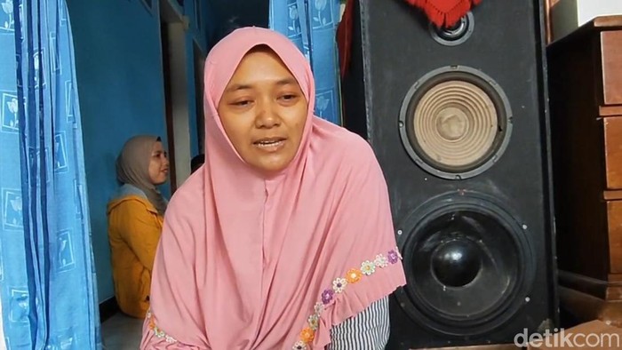 Kuni Maryiam (35), istri Sakur, salah satu korban KMP Pratama Jaya yang belum ditemukan.