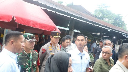 Kapolda Bali Irjen Daniel Adityajaya turut dalam pengamanan kunjungan Wapres Gibran Rakabuming di Pasar Dauh Pala, Tabanan, Sabtu (5/7/2025).