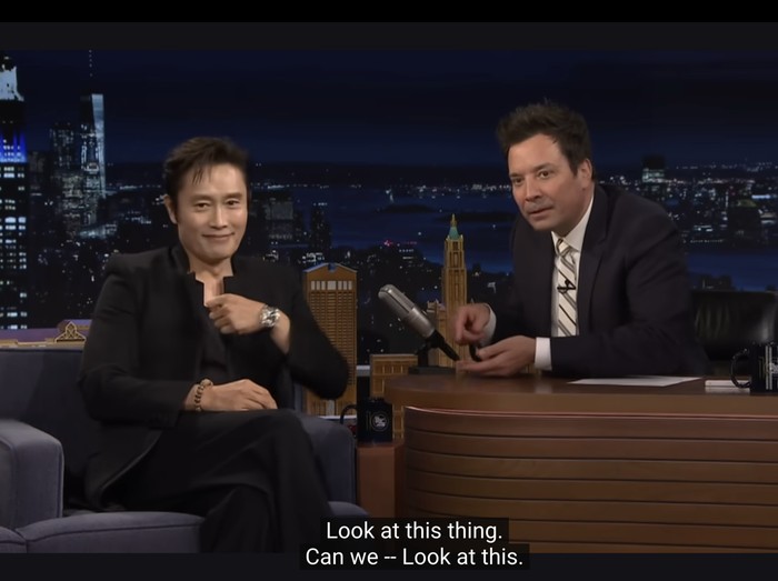 Lee Byung Hun dan Jimmy Fallon Jam tangan mewah yang dikenakan Lee Byung Hun bikin Jimmy Fallon salah fokus.
