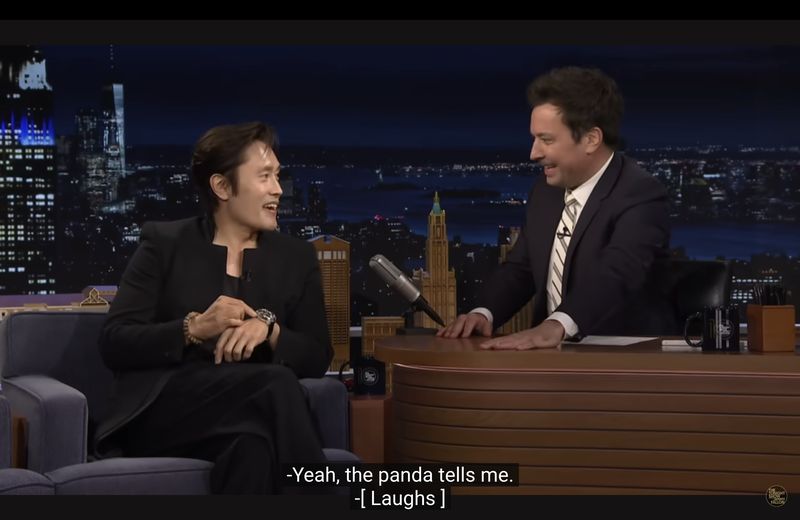 Jam tangan mewah yang dikenakan Lee Byung Hun bikin Jimmy Fallon salah fokus.