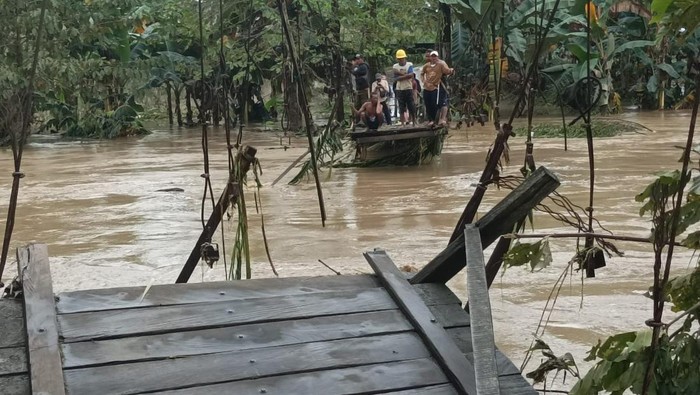 Lima jembatan dilaporkan terputus akibat banjir di Bone.