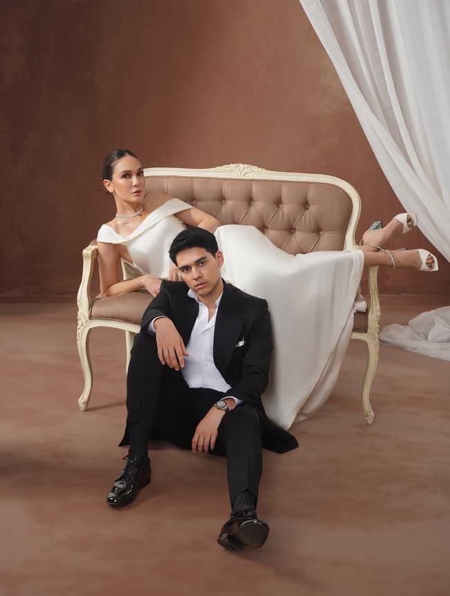 Luna Maya memilih riasan wajah bergaya clean girl aesthetics yang menonjolkan kecantikan alami, dikreasikan makeup artist Bubah Alfian. Sementara itu, rambutnya disanggul sederhana dan ditata sleek. Foto: Instagram/@lunamaya @harionohalim