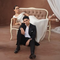 Luna Maya memilih riasan wajah bergaya clean girl aesthetics yang menonjolkan kecantikan alami, dikreasikan makeup artist Bubah Alfian. Sementara itu, rambutnya disanggul sederhana dan ditata sleek. Foto: Instagram/@lunamaya @harionohalim