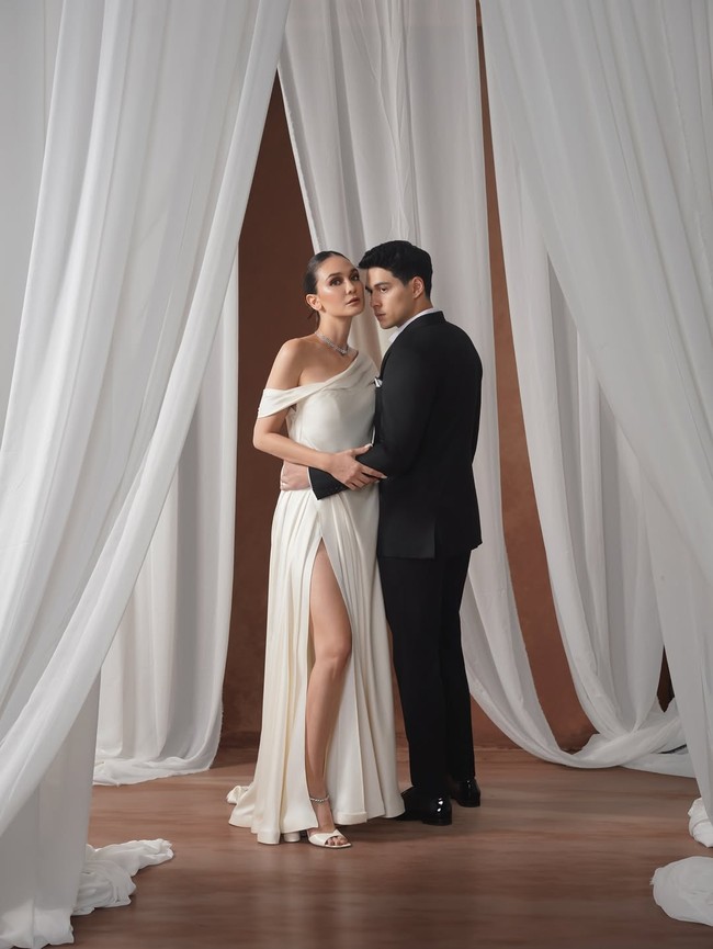 Padanan klasik hitam dan putih akan selalu jadi gaya yang versatile dan tak lekang waktu. Seperti yang ditampilkan Luna Maya dan Maxime Bouttier, dalam pemotretan garapan fotografer Hariono Halim ini. Foto: Instagram/@lunamaya @harionohalim