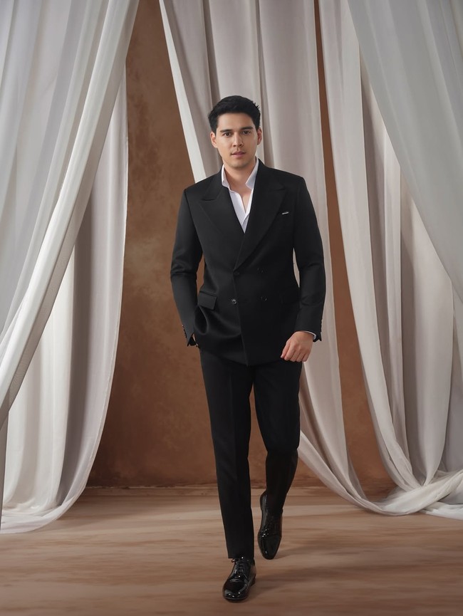Maxime Bouttier juga bergaya elegan dengan setelan jas hitam dipadu kemeja putih. Sepatu pantofel hitam melengkapi gayanya. Foto: Instagram/@lunamaya @harionohalim