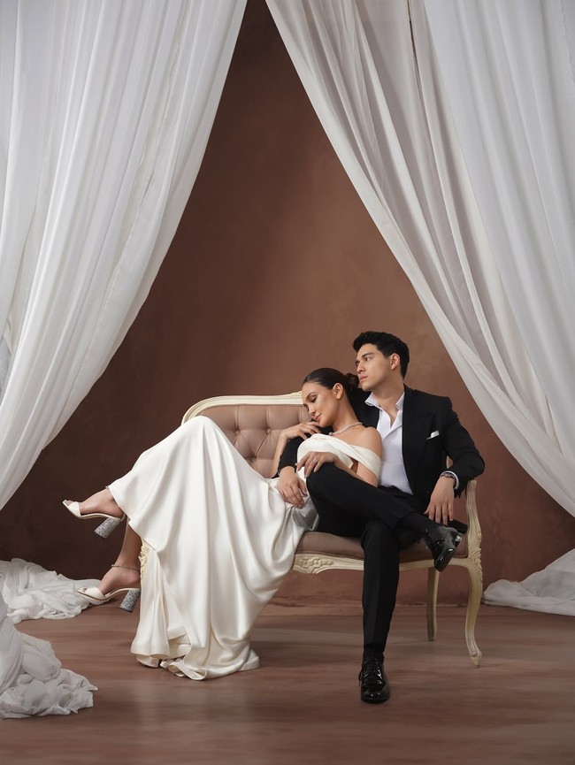 Nuansa monokrom hitam-putih bisa kamu jadikan inspirasi foto pre-wedding yang minimalis, romantis, tapi tetap memancarkan kemewahan. Foto: Instagram/@lunamaya @harionohalim