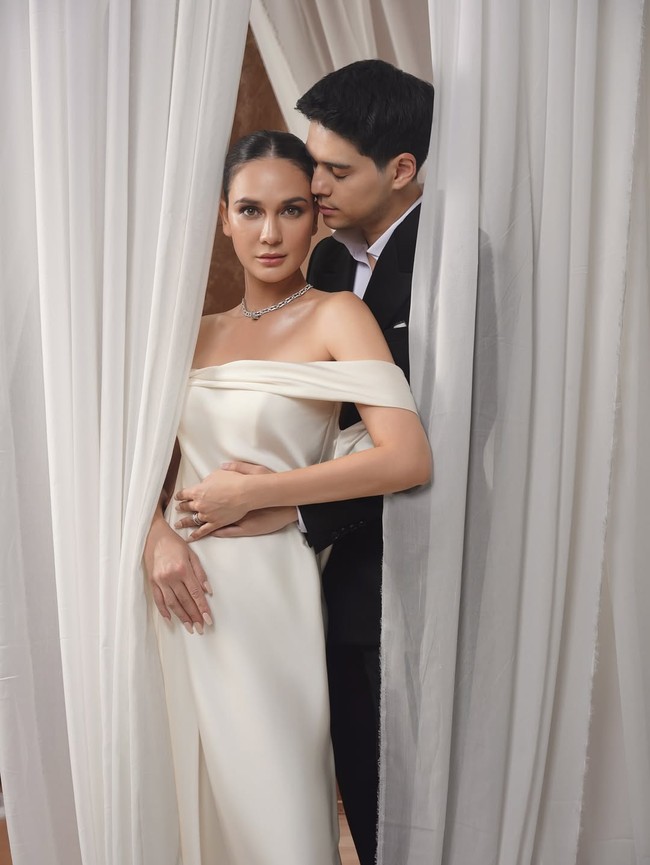 Aksen drapery pada bagian bahu dan rok menambah kesan anggun. Kalung rantai berwarna silver dan sandal platform melengkapi penampilannya. Foto: Instagram/@lunamaya @harionohalim