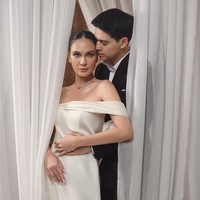 Aksen drapery pada bagian bahu dan rok menambah kesan anggun. Kalung rantai berwarna silver dan sandal platform melengkapi penampilannya. Foto: Instagram/@lunamaya @harionohalim