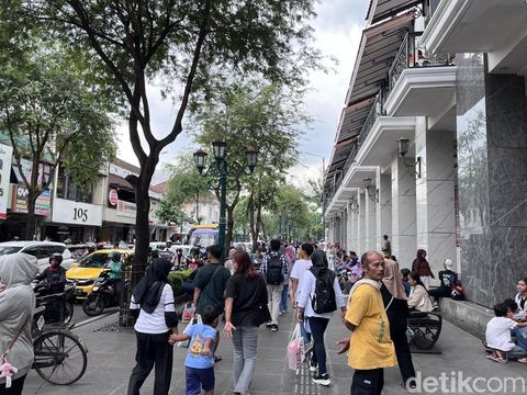 Suasana PKL di kawasan Malioboro, Kota Jogja saat didatangi pembeli, Sabtu (5/7/2025).