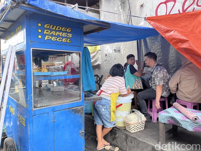 Suasana PKL di kawasan Malioboro, Kota Jogja saat didatangi pembeli, Sabtu (5/7/2025).