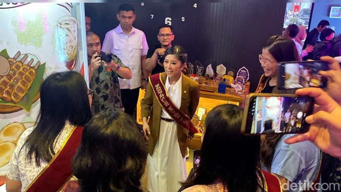 Menkomdigi Meutya Hafid saat berkunjung ke Agate di Bandung