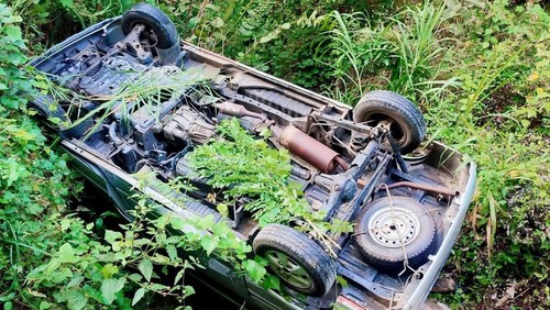 Mobil masuk sungai dan terbalik di Flores Timur, Sabtu (5/7/2025).
