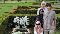 Orang tua Ashraf Sinclair sedang di Jakarta dan sempat mengunjungi makam anaknya, Ashraf, di San Diego Hills.  Foto: dok instagram BCL