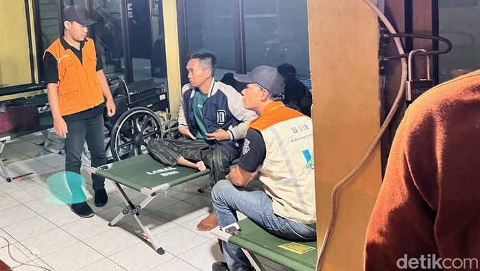 Muhammad Khalil tengah menjalani pemeriksaan kesehatan diatas Velbed ruang kesehatan Posko SAR ASDP Ketapang.