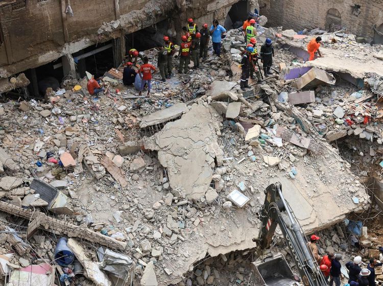 Ngeri! Penampakan Gedung Ambruk, 12 Orang Tertimbun