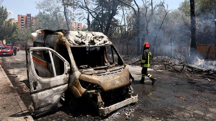 Sebuah ledakan dahsyat terjadi di sebuah stasiun pengisian bahan bakar umum (SPBU) di pinggiran Kota Roma, Italia, Jumat (4/7/2025). Ledakan tersebut menimbulkan kebakaran hebat yang menewaskan sedikitnya 45 orang dan melukai puluhan lainnya. REUTERS/Matteo Minnella