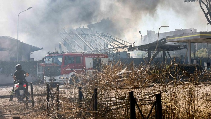 Sebuah ledakan dahsyat terjadi di sebuah stasiun pengisian bahan bakar umum (SPBU) di pinggiran Kota Roma, Italia, Jumat (4/7/2025). Ledakan tersebut menimbulkan kebakaran hebat yang menewaskan sedikitnya 45 orang dan melukai puluhan lainnya. REUTERS/Matteo Minnella